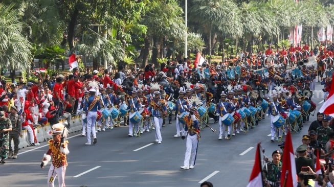 Pasukan marching band tampil saat acara kirab bendera Merah Putih dan naskah teks proklamasi menuju Ibu Kota Nusantara (IKN) di kawasan Patung Kuda, Jakarta, Sabtu (10/8/2024). [Suara.com/Alfian Winanto]