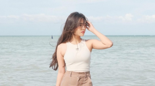 Potret Fujianti Utami Putri alias Fuji di Pantai Toronipa (Instagram/fuji_an)