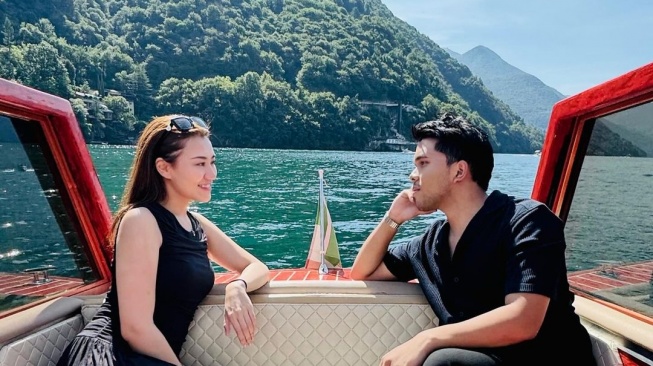 Potret Thariq Halilintar dan Aaliyah Massaid saat sedang berada di Lake Como, Italia (Instagram/thariqhalilintar)