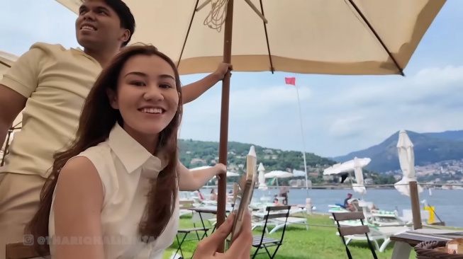 Potret Thariq Halilintar dan Aaliyah Massaid saat sedang berada di restoran Lake Como, Italia (YouTube/Thariq Halilintar)