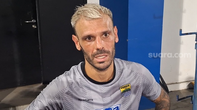 Bojan Hodak membeberkan alasan salah satu pemain asingnya Tyronne del Pino absen pada pertandingan Persib BRI Liga 1 [Suara.com/Rahman]