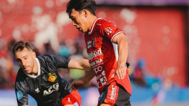 Persik Kediri dan Bali United langsung tancap gas sejak peluit pertama dibunyikan dalam laga pembuka Liga 1 hari ini, 11 Agustus 2024. (Instagram Bali United)