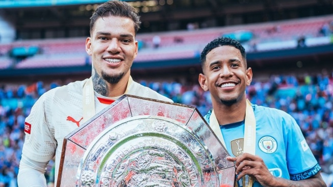 Manchester City menjuarai Community Shield 2024 setelah menaklukkan Manchester United lewat adu tendangan penalti 7-6 setelah bermain imbang 1-1 selama 90 menit di Stadion Wembley, London, Sabtu malam. (@mancity)