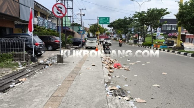 Sampah berserakan di sekitar lokasi acara usai Deklarasi Paslon Basri - Chusnul di Kompleks Perumahan Halal Square. [KlikKaltim.com]