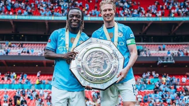 Manchester City menjuarai Community Shield 2024 setelah menaklukkan Manchester United lewat adu tendangan penalti 7-6 setelah bermain imbang 1-1 selama 90 menit di Stadion Wembley, London, Sabtu malam. (@mancity)