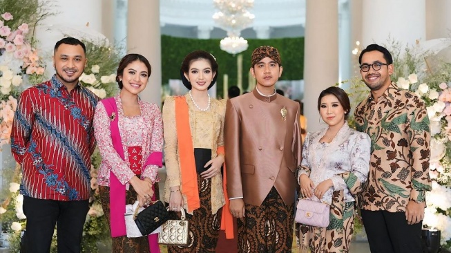 Kiky Saputri dan Muhammad Khairi berfoto dengan Gibran Rakabuming Raka, Selvi Ananda, Giring Ganesha, dan istri di acara tasyakuran 7 bulan kehamilan Erina Gudono. (Instagram/@kikysaputrii)