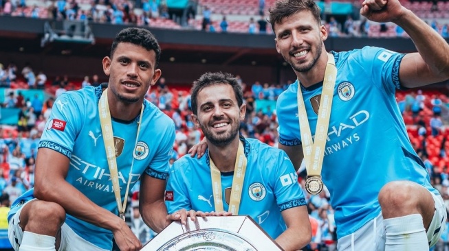 Manchester City menjuarai Community Shield 2024 setelah menaklukkan Manchester United lewat adu tendangan penalti 7-6 setelah bermain imbang 1-1 selama 90 menit di Stadion Wembley, London, Sabtu malam. (@mancity)