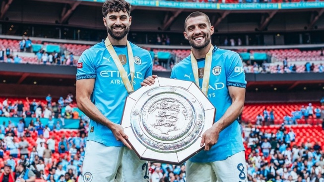 Manchester City menjuarai Community Shield 2024 setelah menaklukkan Manchester United lewat adu tendangan penalti 7-6 setelah bermain imbang 1-1 selama 90 menit di Stadion Wembley, London, Sabtu malam. (@mancity)