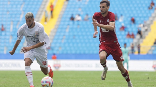 Nermin Haljeta (kanan) mencetak dua gol melawan Persis Solo pada laga pertamanya di BRI Liga 1 2024/25 di Stadion Batakan Balikpapan, Sabtu (10/8/2024). [PT Liga Indonesia Baru]