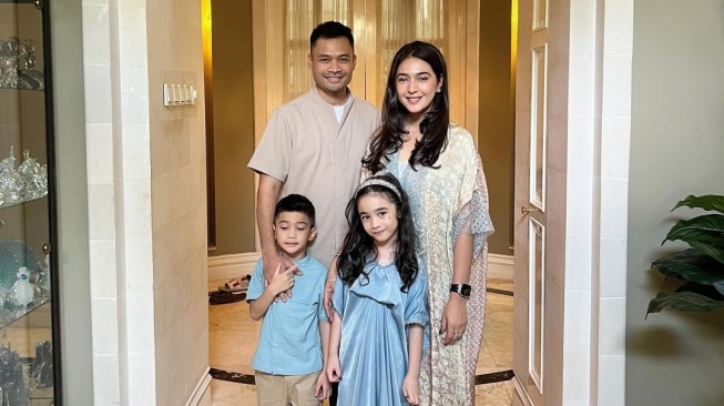 Nabila Syakieb dan suami, Argya Ardinal bersama dua anaknya. [Instagram]