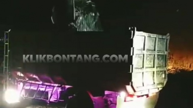 Tangkapan layar video, aktivitas loading batu bara yang disinyalir ilegal di Jalan Poros Bontang Samarinda. [KlikKaltim.com]