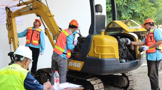 Keren! 22 Mahasiswa Ini Kantongi Sertifikat Alat Berat, Siap Gebrak Dunia Kerja