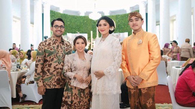 Kiky Saputri dan Muhammad Khairi di tasyakuran 7 bulan kehamilan Erina Gudono dan Kaesang Pangarep. (Instagram/@kikysaputrii)