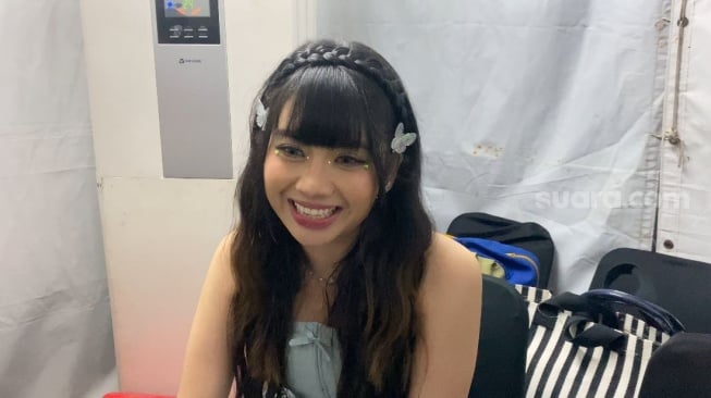 Ghea Indrawari saat ditemui di belakang panggung The Sounds Project, Jumat (9/8/2024). [Suara.com/Tiara Rosana]