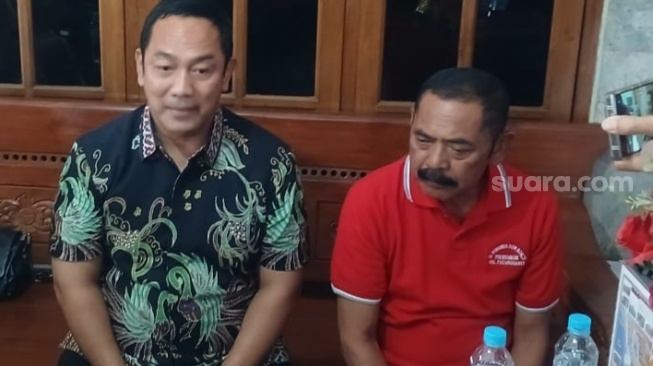 Hendra Prihadi saat temui Ketua DPC PDIP Solo FX Hadi Rudyatmo. [Suara.com/Ari Welianto]