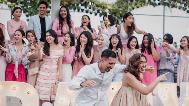 Jessica Iskandar dan Vincent Verhaag menggelar acara gender reveal. [Instagram]