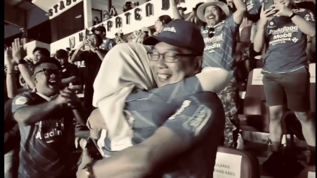 Ridwan Kamil dan istrinya, Atalita Praratya saat menonton laga Persib Bandung di Stadion Si Jalak Harupat. (Tangkapan layar/Instagram)