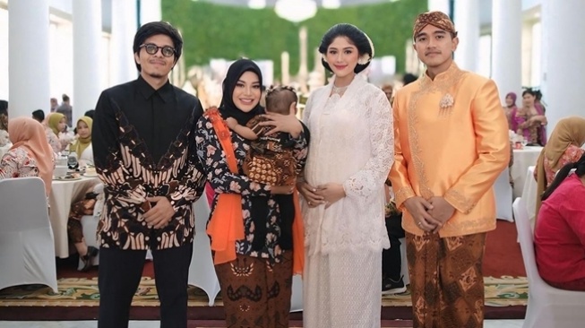 Gaya Artis Hadiri Tasyakuran 7 Bulan Kehamilan Erina Gudono (Instagram/@attahalilintar)