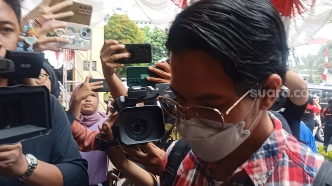 Suami Kimberly Ryder, Edward Akbar saat tiba di Polres Metro Jakarta Selatan untuk menjalani pemeriksaan, Senin (12/8/2024) [Suara.com/Rena Pangesti]