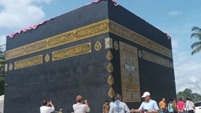 Mirip Asli! Masjid Unik Berbentuk Ka'bah Diresmikan di Sumatera Barat