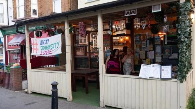 Maya mengelola kafe komunitas, bank makanan, dan toko gratis di Herne Bay (Foto:Jim Bennett/Mirror)