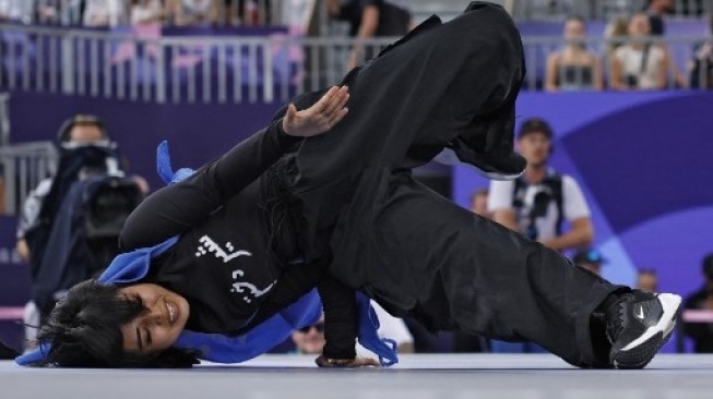 Atlet pengungsi Manizha Talash didiskualifikasi dari kompetisi breaking B-Girl di Olimpiade Paris 2024 karena jubah bertuliskan 'Bebaskan Wania Afghanistan'. (AFP)