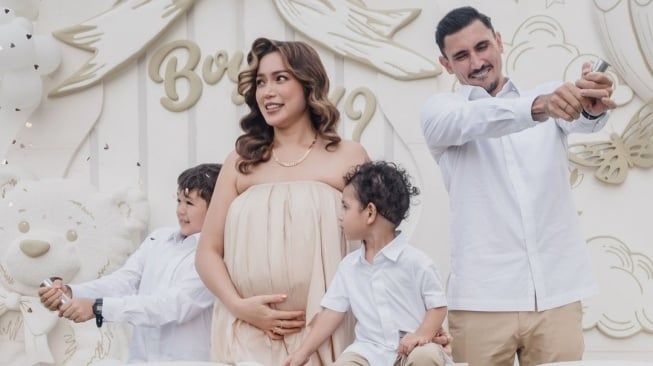 Jessica Iskandar dan Vincent Verhaag menggelar acara gender reveal, sekaligus merayakan ultah Vincent dan El Barack. Jedar sendiri saat ini tengah hamil anak perempuan. [Instagram]