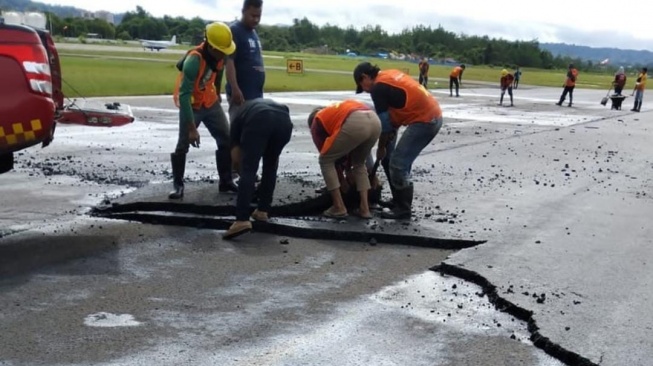 Ngeri! Bandara DEO Sorong Runway-nya Rusak Hingga Retak