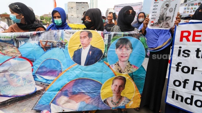 Sejumlah pencari suaka berunjuk rasa di depan kantor United Nations High Commissioner for Refugees (UNHCR) di Kuningan, Jakarta, Senin (12/8/2024). [Suara.com/Alfian Winanto]