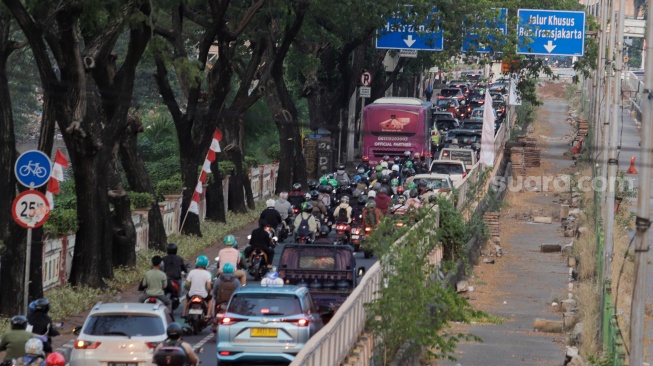 Kendaraan terjebak kemacetan saat melintas di kawasan Pasar Rumput, Jakarta, Senin (12/8/2024). [Suara.com/Alfian Winanto]