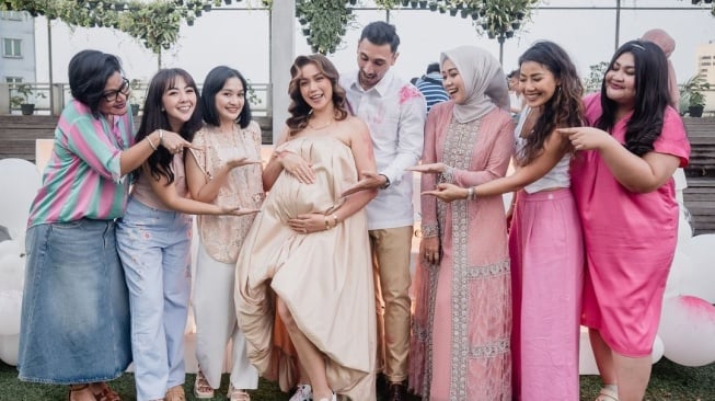 Jessica Iskandar dan Vincent Verhaag menggelar acara gender reveal untuk kehamilan yang ketiga. Jedar bakal memiliki anak perempuan. [Instagram]