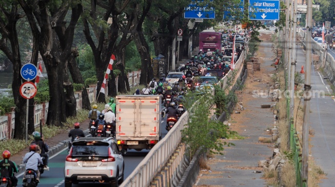 Kendaraan terjebak kemacetan saat melintas di kawasan Pasar Rumput, Jakarta, Senin (12/8/2024). [Suara.com/Alfian Winanto]