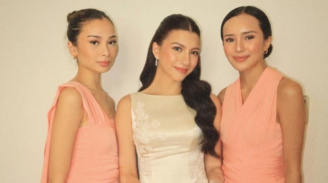 Gantian Jadi Bridesmaid, Intip 5 Potret Anggun Beby Tsabina Jadi Pengiring Pengantin di Pernikahan Cassandra Lee