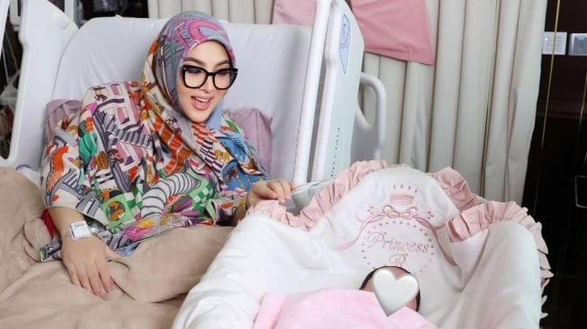 Doa Umi Pipik untuk Syahrini Usai Melahirkan Paling Banyak Di-like, Apa Isinya?