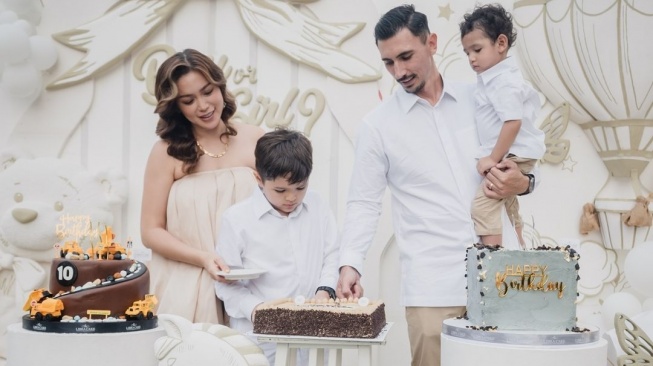 Jessica Iskandar dan Vincent Verhaag menggelar acara gender reveal, sekaligus ultah Vincent Vergaan dan El Barack. [Instagram]