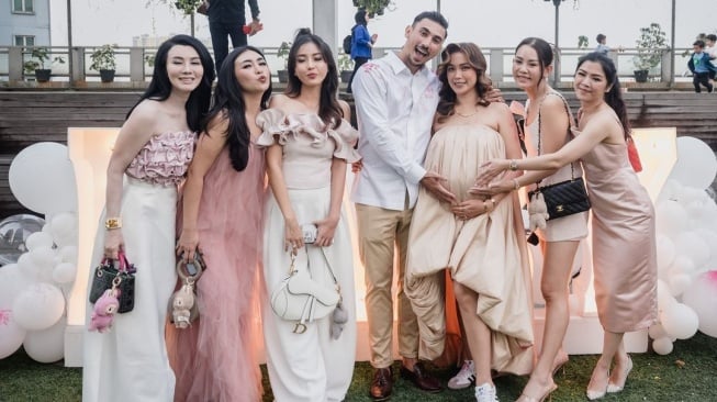 Jessica Iskandar dan Vincent Verhaag menggelar acara gender reveal anak ketiga mereka. [Instagram]