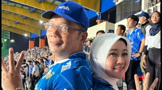 Ridwan Kamil dan istrinya, Atalita Praratya saat menonton laga Persib Bandung di Stadion Si Jalak Harupat. (Tangkapan layar/Instagram)