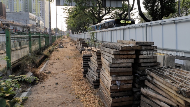 Suasana di tempat proyek pembangunan LRT di kawasan Pasar Rumput, Jakarta, Senin (12/8/2024). [Suara.com/Alfian Winanto]