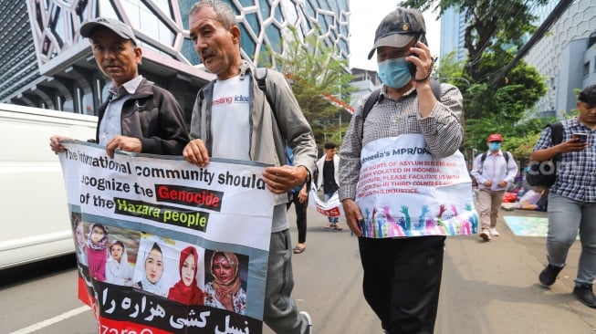 Sejumlah pencari suaka berunjuk rasa di depan kantor United Nations High Commissioner for Refugees (UNHCR) di Kuningan, Jakarta, Senin (12/8/2024). [Suara.com/Alfian Winanto]