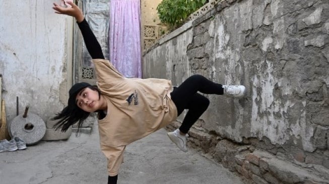 Atlet pengungsi Manizha Talash didiskualifikasi dari kompetisi breaking B-Girl di Olimpiade Paris 2024 karena jubah bertuliskan 'Bebaskan Wania Afghanistan'. (AFP)