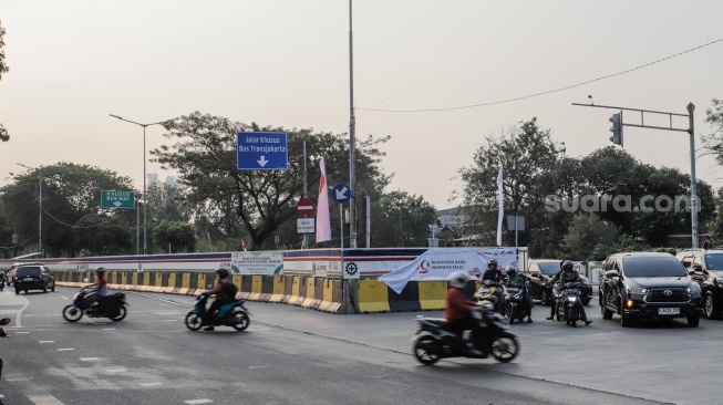 Kendaraan melintas di kawasan Pasar Rumput, Jakarta, Senin (12/8/2024). [Suara.com/Alfian Winanto]