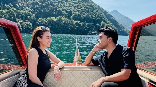 Potret Thariq Halilintar dan Aaliyah Massaid saat naik privat boat di Lake Como (Instagram/thariqhalilintar)