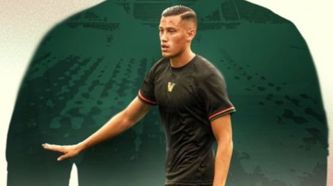 Bek tengah andalan Timnas Indonesia, Jay Idzes, kembali mencatatkan namanya di papan skor saat berseragam Venezia. (Instagram Jay Idzes)