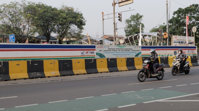 Kendaraan melintas di kawasan Pasar Rumput, Jakarta, Senin (12/8/2024). [Suara.com/Alfian Winanto]