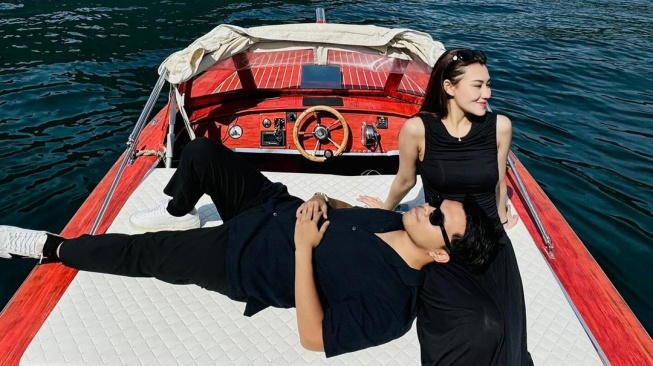 Potret Thariq Halilintar dan Aaliyah Massaid saat naik privat boat di Lake Como (Instagram/thariqhalilintar)