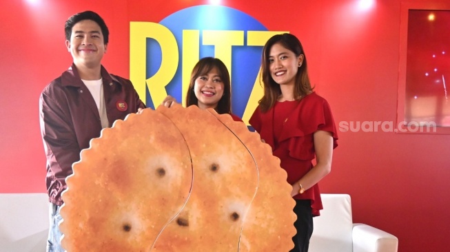 Ki-ka: Jerome Polin (Bintang Tamu), Dian Ramadianti (Senior Marketing Manager RITZ Crackers) dan Saskhya Aulia Prima (Social Interaction Exper) di acara Media Gathering "Share a Ritz, Share a Connection," di Jakarta, Jumat (9/8/2024).