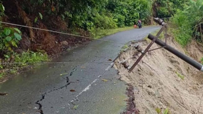 Hujan Bikin Jalan Longsor di Simeulue Aceh, Warga Diimbau Hati-hati