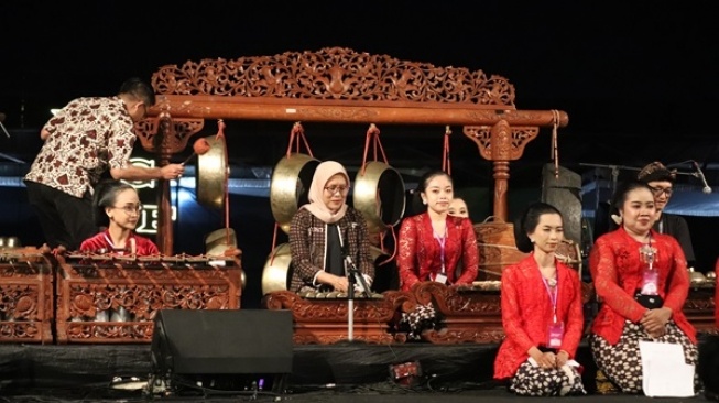 Penambuhan Gamelan Bersama Oleh KPH. Purbodiningrat, Kepala Disbud DIY & Program Director YGF. [istimewa]