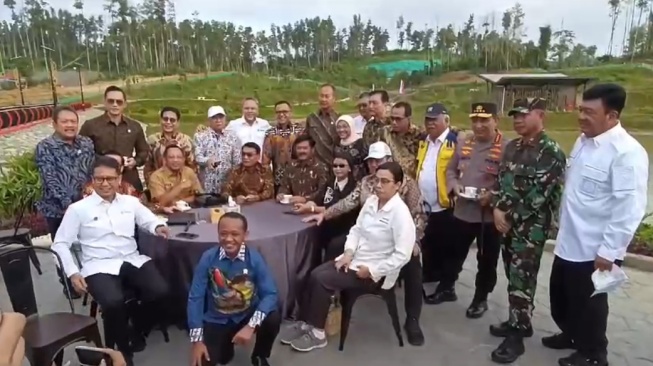 Celetukan Airlangga ke Bahlil Sebelum Foto Bareng; 'Kursinya Pak Kapolri Aja Diambil'