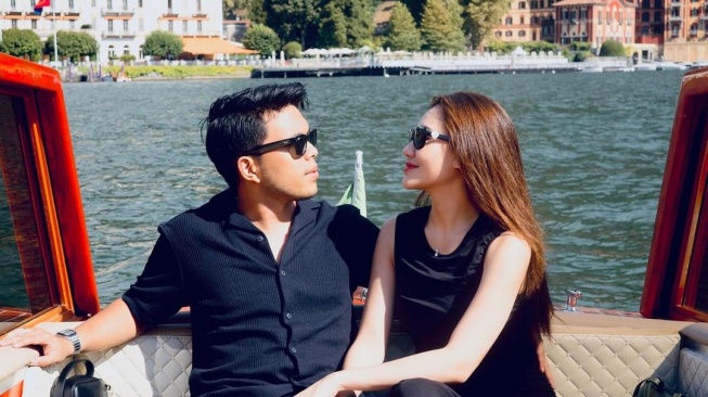 Potret Thariq Halilintar dan Aaliyah Massaid saat naik privat boat di Lake Como (Instagram/thariqhalilintar)